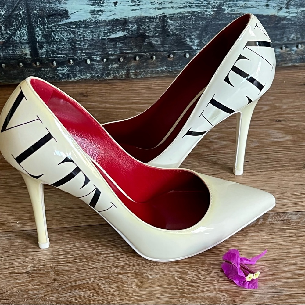 Authentic Valentino VLTN pumps stilettos sz 7 or 37
